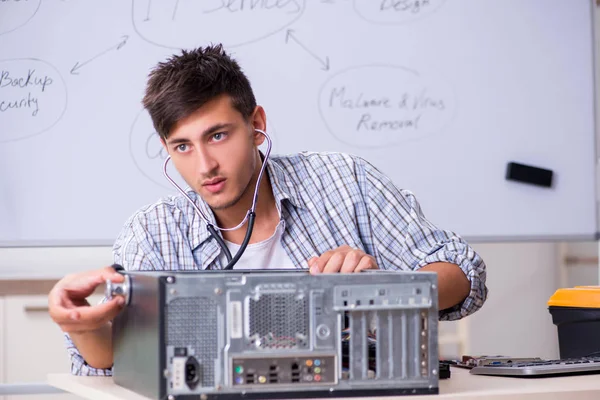 Young it Spezialist vor dem Whiteboard — Stockfoto