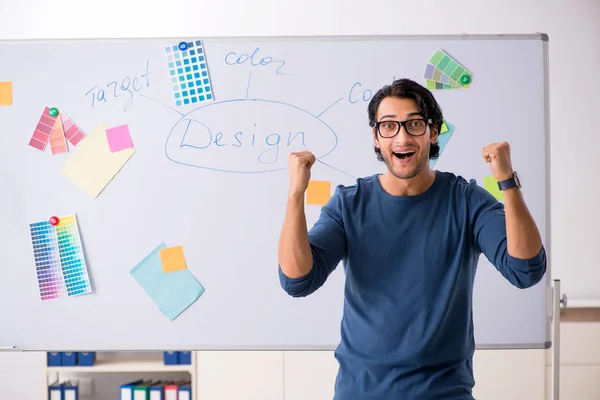 Joven diseñador guapo trabajando en el proyecto — Foto de Stock