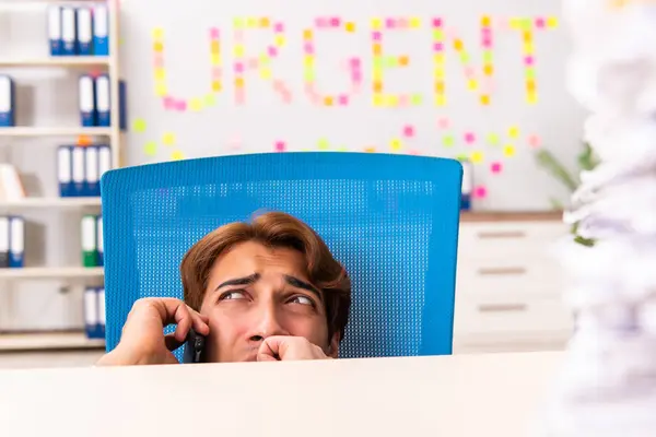 Jovem trabalhador que sofre de excesso de trabalho — Fotografia de Stock