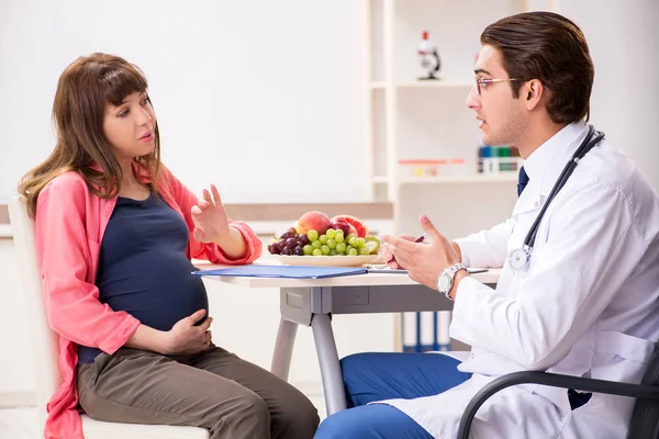 Zwangere vrouw op bezoek arts bespreken gezonde voeding — Stockfoto