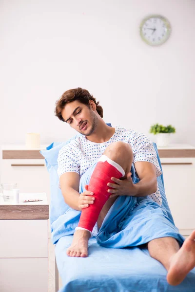 Homem ferido esperando tratamento no hospital — Fotografia de Stock