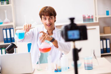 Kimyager blogu için video kaydediyor