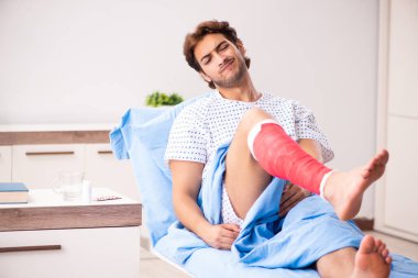 Yaralı adam hastanede tedavi bekliyor.