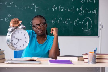 Kara tahta önünde siyah kız öğrenci