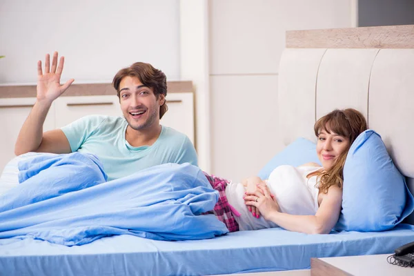 Jovem casal no quarto — Fotografia de Stock