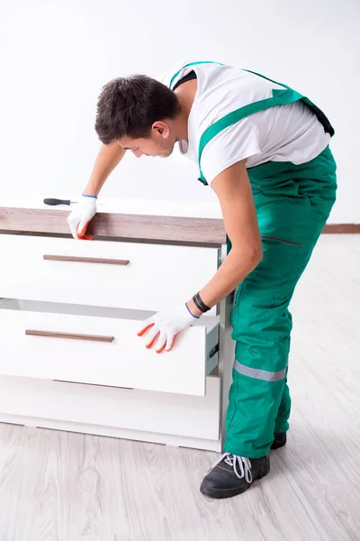 Jovem trabalhador com armário em casa conceito de renovação — Fotografia de Stock