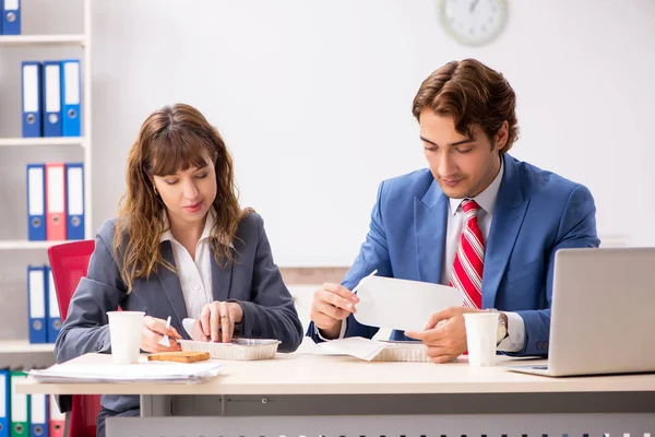 Dos colegas almorzando en el lugar de trabajo —  Fotos de Stock