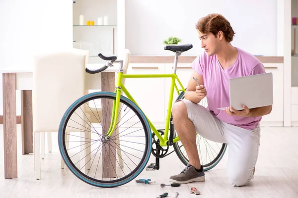 Hombre reparando su bicicleta rota — Foto de Stock