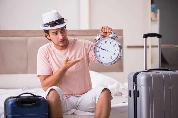 Bavul seyahat için bekleyen yatak odasında olan adam — Stok fotoğraf