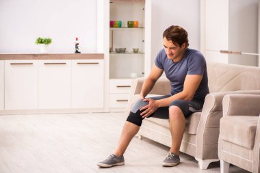 Yaralı Diz evde kurtarma ile genç adam