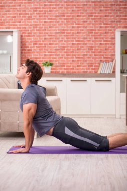 Yakışıklı delikanlı spor egzersizleri evde yapıyor