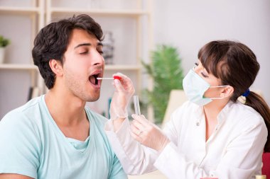 Doktor Kliniği hastanede tükürük test örneği alma