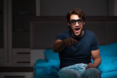 Gece yatakta TV izleyen adamım