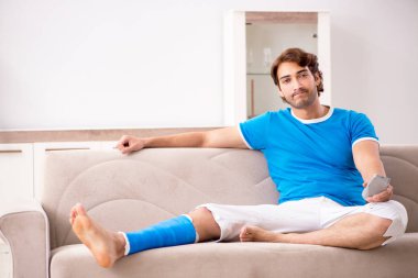 Koltukta genç adam bacağı yaralı