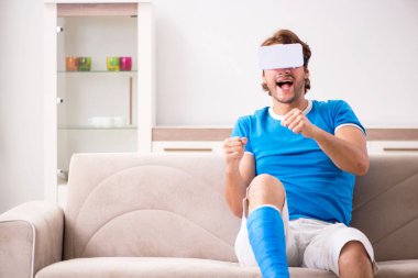 Koltukta genç adam bacağı yaralı