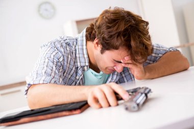 Genç adam intihar depresyon