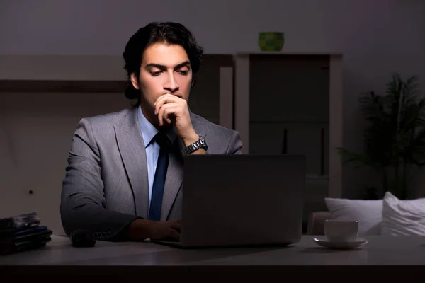 Jeune employé beau et trop de travail dans le bureau — Photo