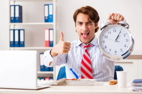 Man met maaltijd op het werk tijdens pauze — Stockfoto