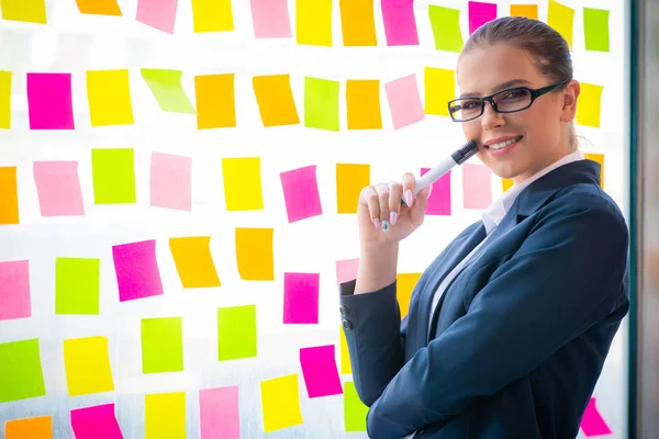 Vacker kvinnlig anställd med många motstridiga prioriteringar — Stockfoto