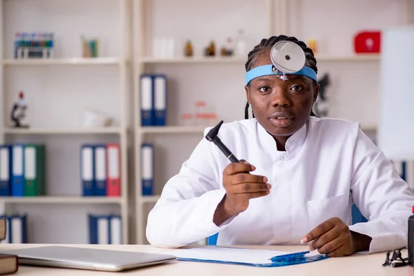 Czarny kobieta lekarz pracuje w klinice — Zdjęcie stockowe