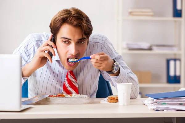 Homem tendo refeição no trabalho durante o intervalo — Fotografia de Stock