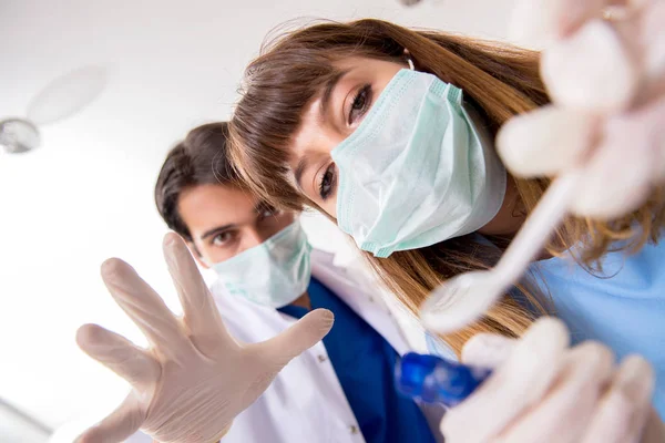 Concepto de tratar los dientes en dentistas — Foto de Stock