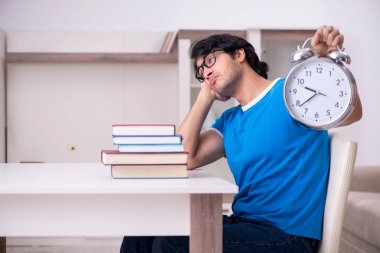 Evde Genç yakışıklı öğrenci