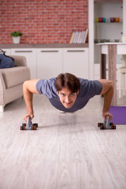 Yakışıklı delikanlı spor egzersizleri evde yapıyor
