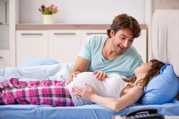 Hamile kadın koca yatak odasında — Stok fotoğraf