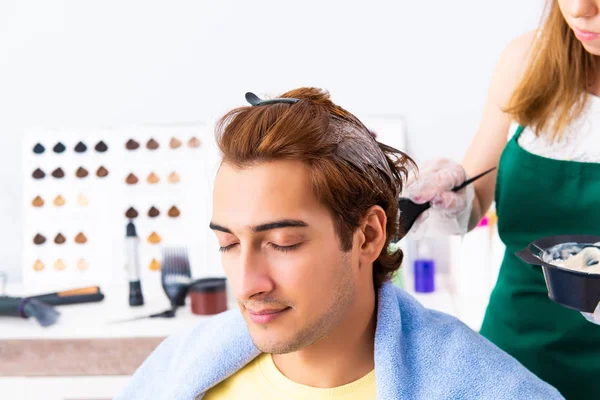 Woman hairdresser applying dye to man hair — Stock Photo, Image