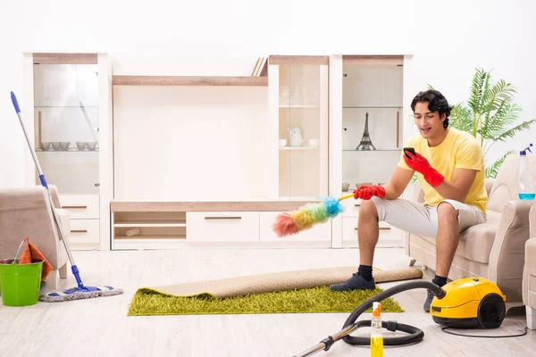 Joven hombre guapo haciendo tareas domésticas —  Fotos de Stock