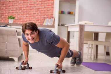 Yakışıklı delikanlı spor egzersizleri evde yapıyor