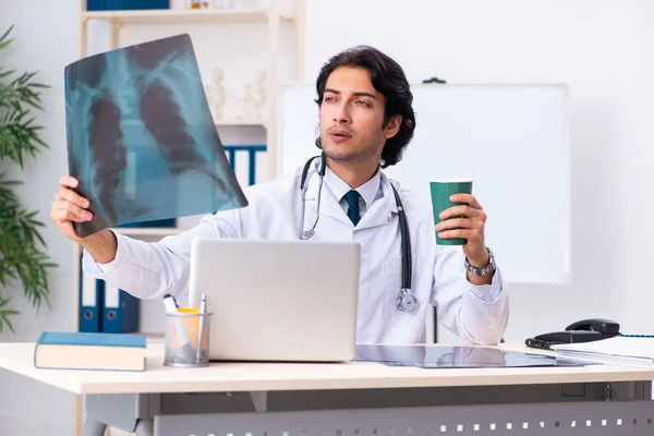 Ung snygg läkare radiolog arbetar på kliniken — Stockfoto