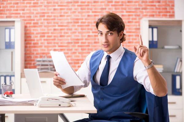 Joven empleado guapo que trabaja en la oficina —  Fotos de Stock