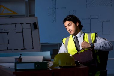 Genç inşaat mimar proje üzerinde çalışma gece