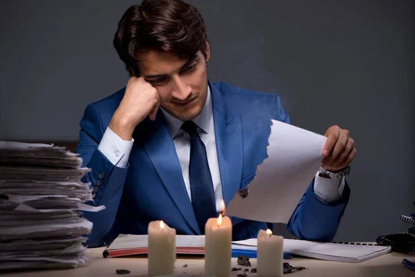 Zakenman branden het bewijs laat in office — Stockfoto