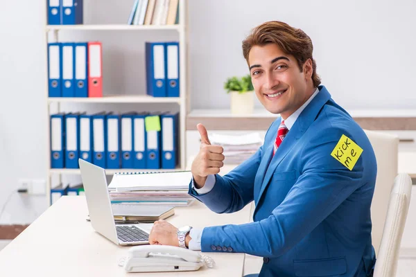 Büro-Streich mit Kick-me-Nachricht auf Haftnotiz — Stockfoto