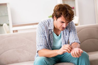 İntihar jilet ile genç adam