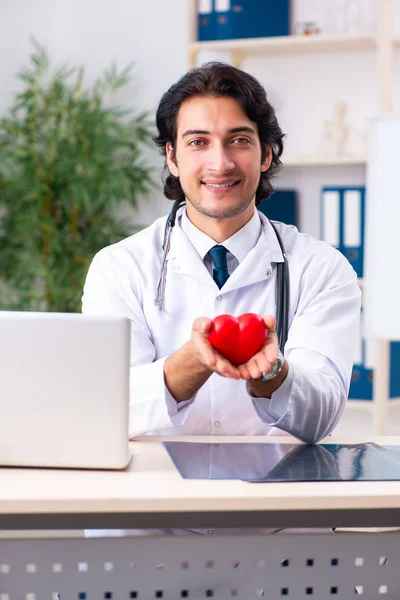 Jeune médecin cardiologue travaillant à la clinique — Photo