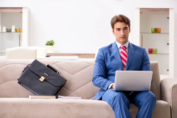 Jeune homme d'affaires travaillant à la maison assis sur le canapé — Photo