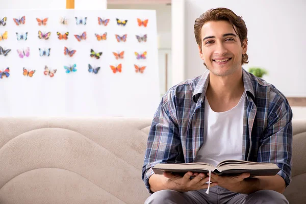 Student entomologist studying new species of butterflies — Stock Photo, Image