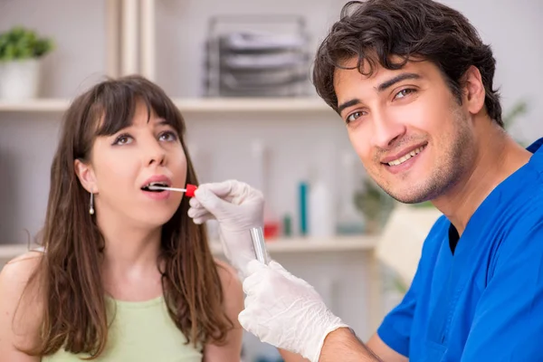 Doktor Kliniği hastanede tükürük test örneği alma