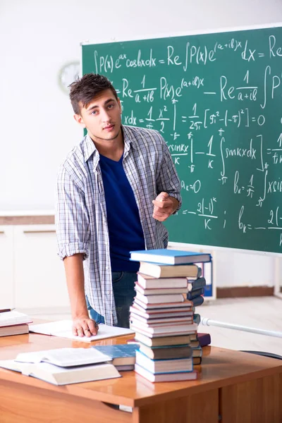 Jovem Estudante Sexo Masculino Estudando Matemática Escola — Fotografia de Stock