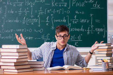 Genç erkek öğrenci okulda matematik