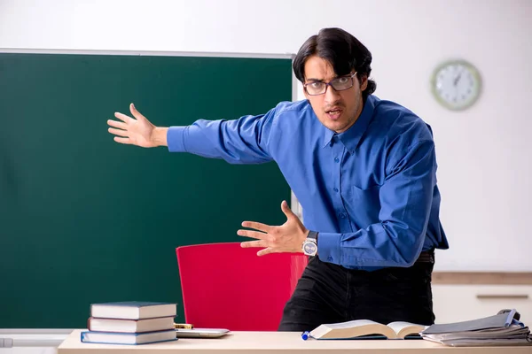 Junge männliche Lehrer vor Kreidetafel — Stockfoto