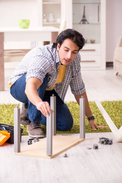 Jeune homme beau réparation chaise à la maison — Photo