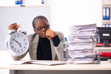 Siyah kadın işçi aşırı çalışma ile mutsuz