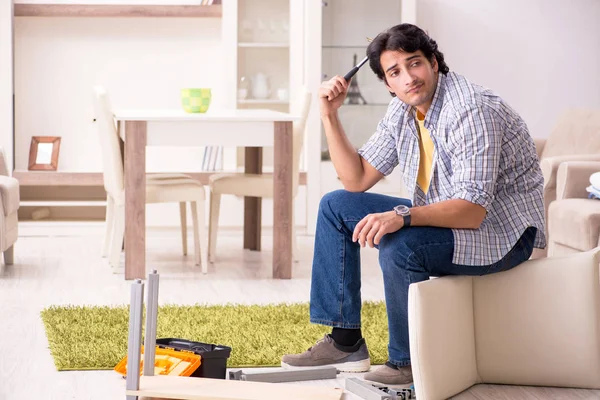 Fiatal jóképű férfi javítása szék otthon — Stock Fotó