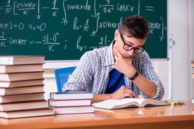 Genç erkek öğrenci okulda matematik