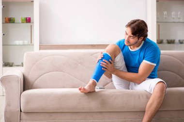 Koltukta genç adam bacağı yaralı